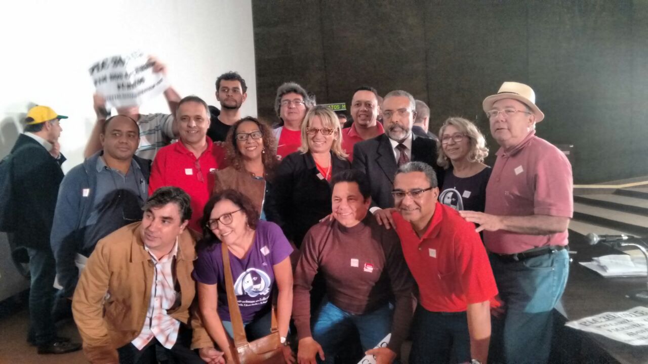 Iaraci Maria Silva, junto com diretores de outros sindicatos filiados à Fittel